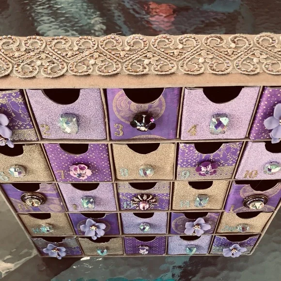 Selection of two bling 25 drawers in Red theme or Lavender theme